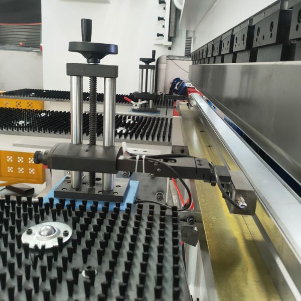 Pneumatic Support Table 100T Hydraulic Press Brakes 3200MM With Roller Feeder