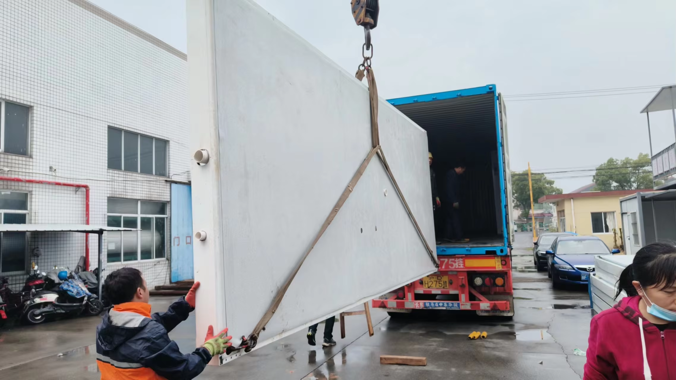 Steel Door Prefabricated Container House 20ft 40ft Modular Steel Container Homes