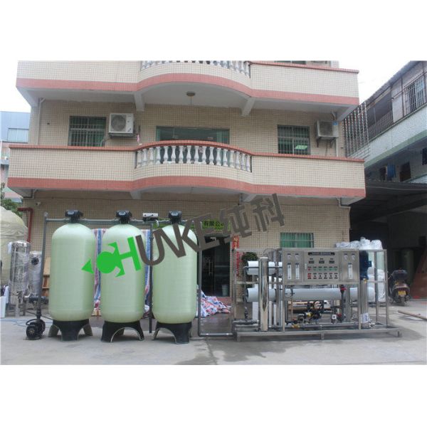 Équipement industriel de purification d'eau du RO 4000L/H pour l'eau saumâtre avec le réservoir d'eau de Frp