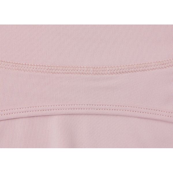 Краткость женщин печати логотипа обходит случайные на открытом воздухе спорт девушки обходят тонкий подходящий теннис бадминтона