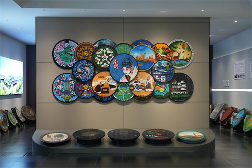 Tapa de alcantarilla artística cuadrada de hierro dúctil C250 700*865*100mm con pintura en aerosol