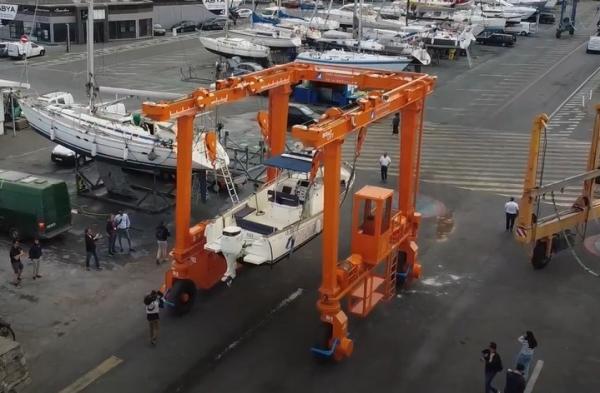 5-15m Lifting Mobile Boat Hoist Crane Single Or Double Beam Diesel Engine Powered