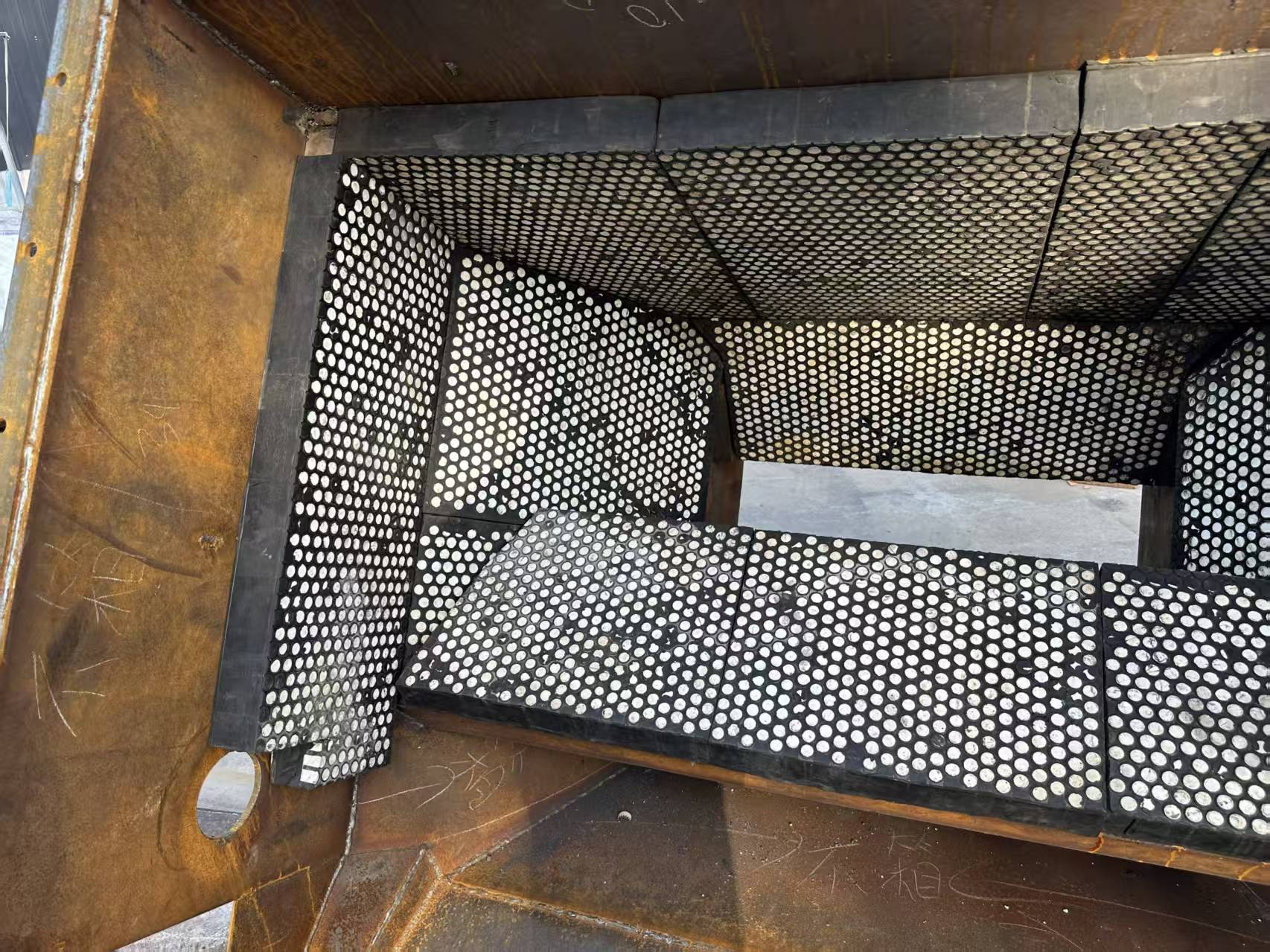 45 kgf/cm² Hydraulic Vulcanizing Press for Rubber Backed Ceramic Wear Liners for Mining Chutes