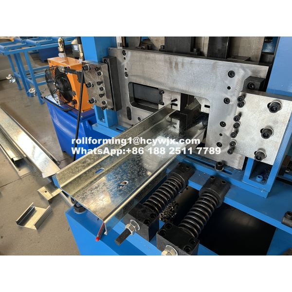 Машина для формования рулонов 14-18 станций Регулируемая длина резки