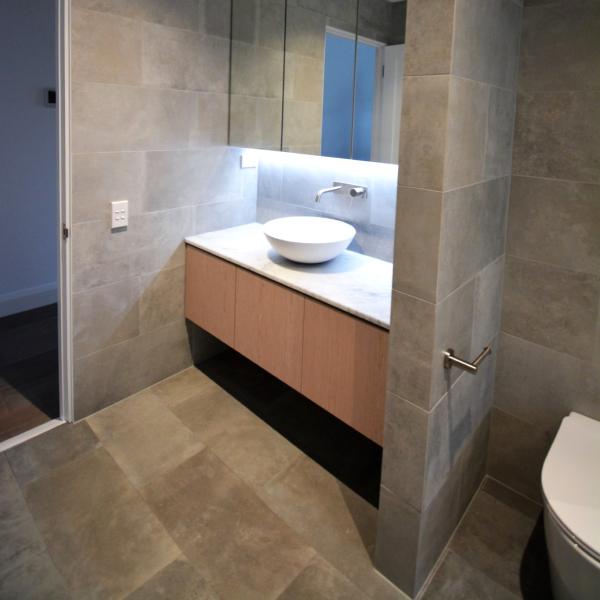 Customized Modern Timber Veneer Bathroom Vanity Units Handless Light Wood Texture