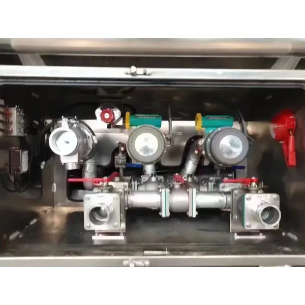 Dongfeng 4X2 9cbm Fuel Tanker Truck for Efficient Delivery