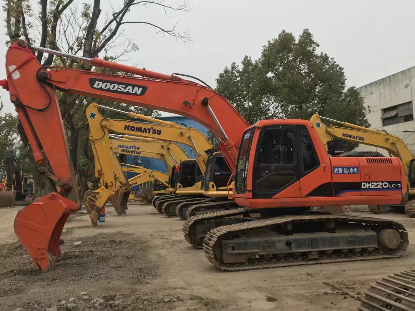 Использованный экскаватор Doosan 220 для дорожного строительства подержанный гидравлический экскаватор