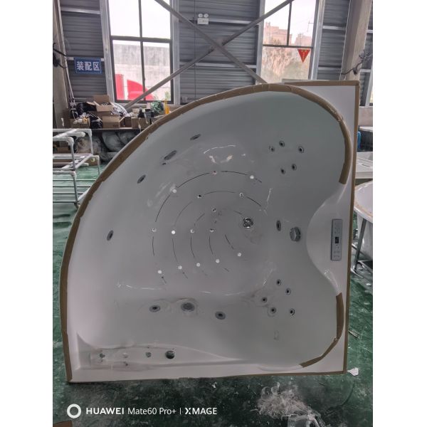 Customized 1500mm Corner Acrylic Hydro Massage Bathtub for 2 Person Luxurious Design