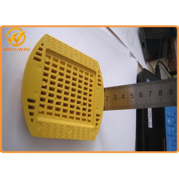 Plastic 3M Road Stud Pavement Marker ABS / PMMA 20T Weight Capacity