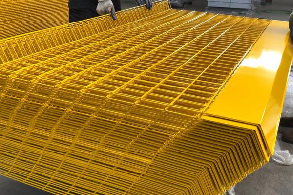 Mesh-panel Edge Protection Barrier with Enhanced Airflow Design