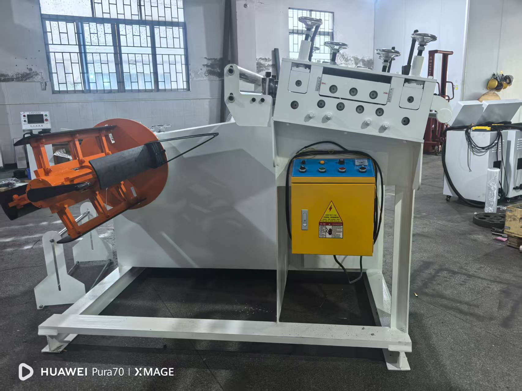 ST-60V High Accuracy Pneumatic Press Machine 60ton For Metal Sheet Stamping