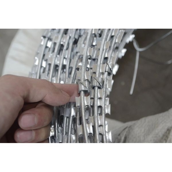 430 Stainless Steel Barbed Wire , BTO-30 Razor Blade Barbed Wire Good flexibility