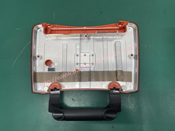 Parte traseira de PRIMEDIC DefiMonitor XD100xe M290 que abriga a tampa com punho