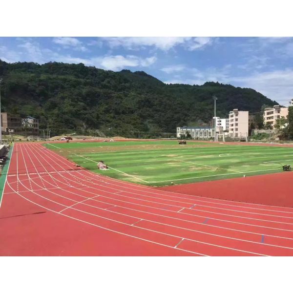 Проницаемая резиновая трасса длиной 400 м. На открытом воздухе