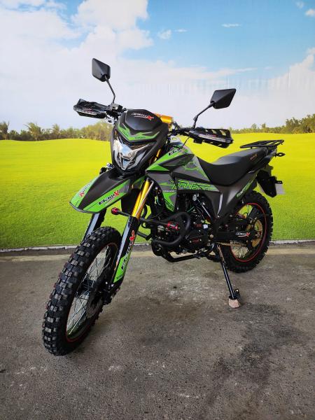 Motorista esportivo equipado com motor de refrigeração por água