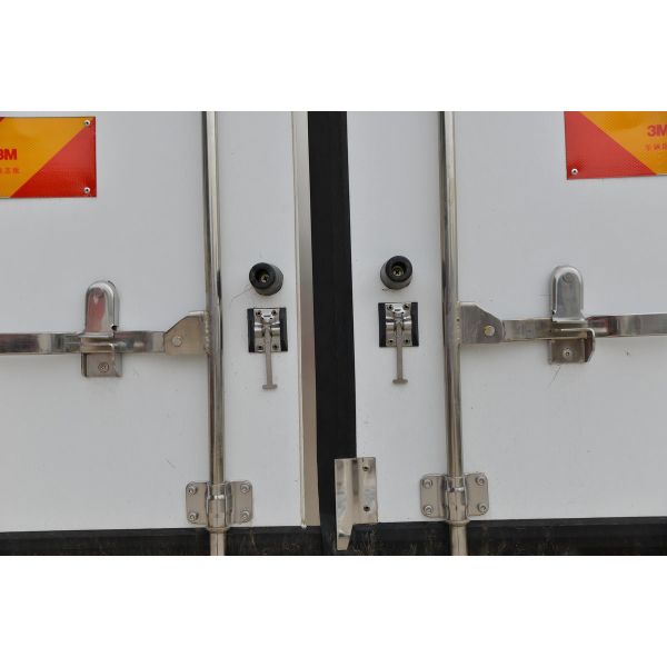 Foton BJ5186 245HP 4X2 Одноосевая 6,6 м Двухдверная белая грузовая коробка холодильный фургон