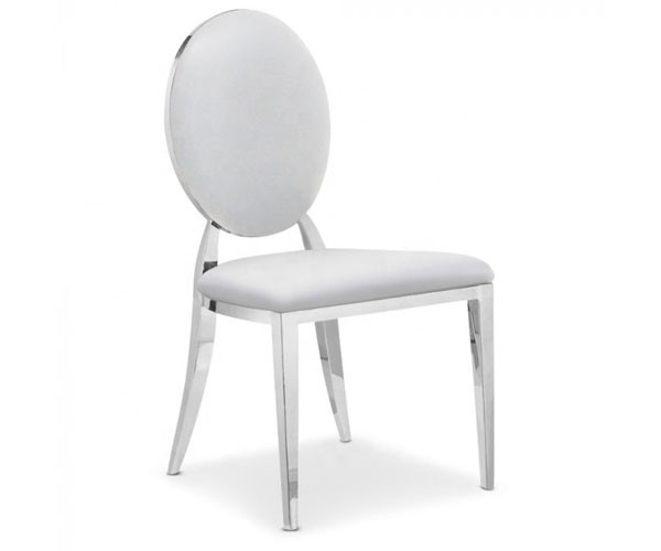 El borde del oro del terciopelo azul preside la mesa y las sillas del banquete para la boda del acontecimiento del partido