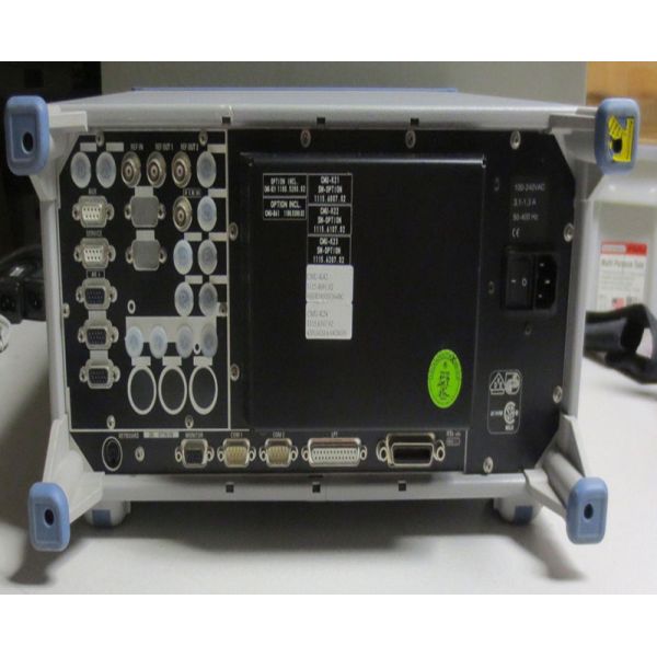 Testeur universel de communications radio Rohde & Schwarz CMU200 pour divers tests de la fonctionnalité vocale des téléphones mobiles