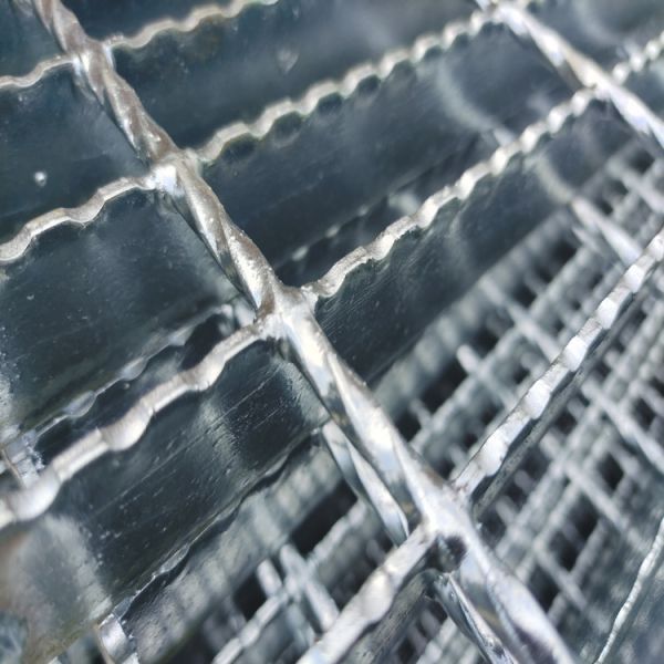 Hot-dip電流を通された歯付き鋼鉄耳障りなプラットホームのステップ版