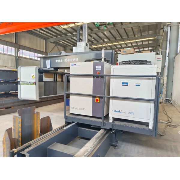 Mode refroidissement à l'eau Machine de découpe laser à fibre pour acier au carbone / acier inoxydable / aluminium / cuivre Matériaux applicables