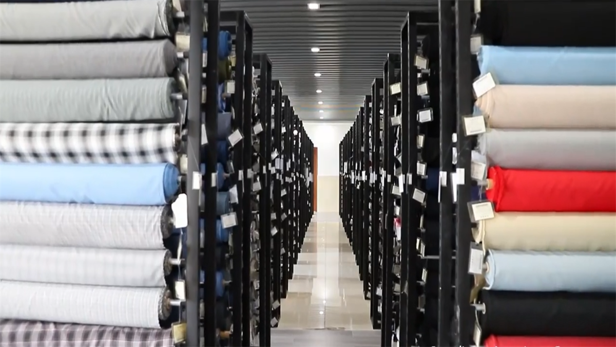 Техника Ткань 95-120GSM Полиэстер Барокко Сатинная ткань для дамских платьев Рубашки Свадьбы