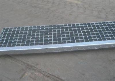 Os passos de escada da grelha do metal da passagem da ponte galvanizaram o tratamento de superfície