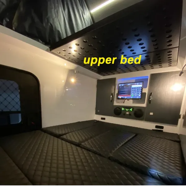 Les remorques de campeur adaptées aux besoins du client de camion de couleur sautent la remorque de tente avec le système arrière de cuisine