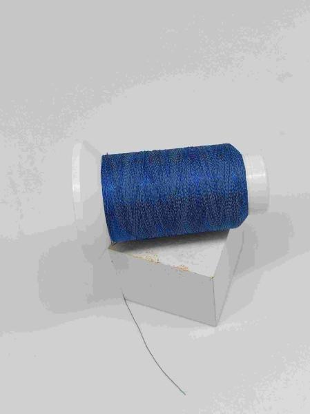 Costurando o fio para confecção de malhas da linha reflexiva clara azul usado no t-shirt Logo Clothing