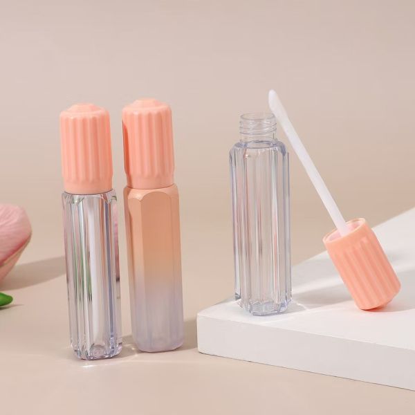 Cubierta de diseño de engranaje con pincel plástico tubo de esmalte labial en varios colores