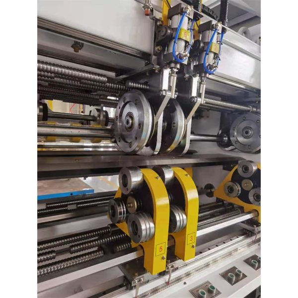 Машина для создания бумаги из гофрированного картона с тонким лезвием