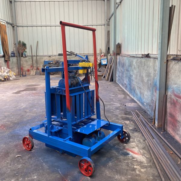 Good Hollow Block Making Machine for Concrete Clay Voltage 380V Weight KG 200 kg