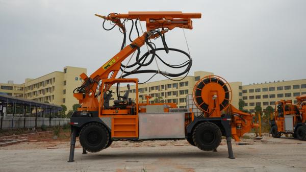 KC3017 Robotic Shotcrete Machine With Concrete Spraying Manipulator 4 - Wheel Drive