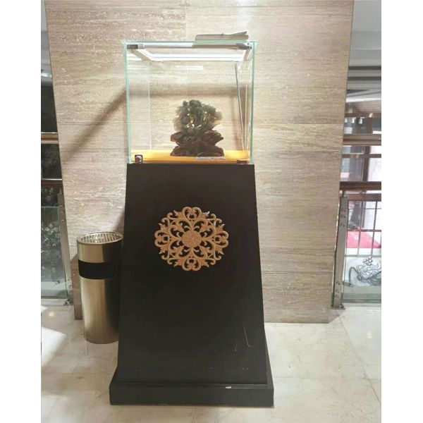 Eco-friendly Single Cosmetic Display Stand with 3D LED Light Base and Acrylic Material