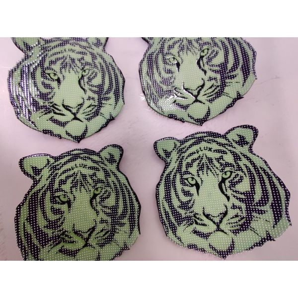 Эко- дружелюбный утюг на жаре одежды - загерметизируйте резиновые заплаты