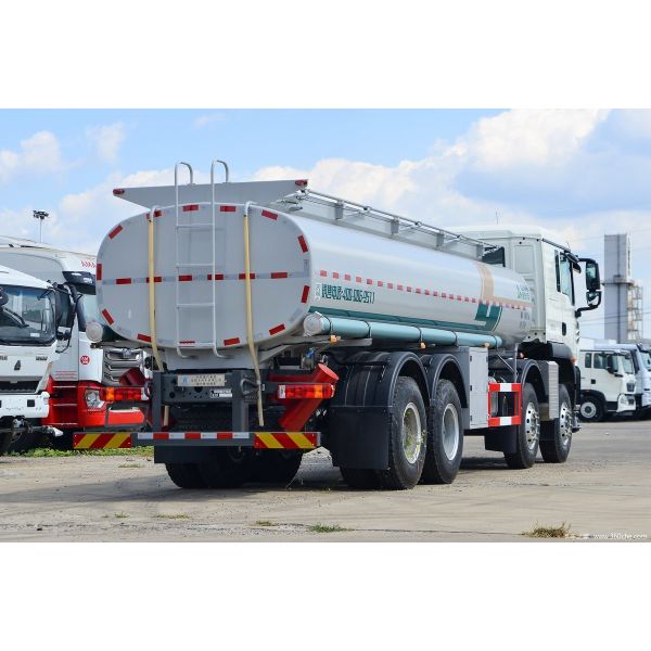Camion lourd HOWO 350 chevaux Poids total 31 tonnes Volume 17,3 mètres cubes Sinotruk 12 boîte de vitesses 8X4 Camion d'approvisionnement en liquide