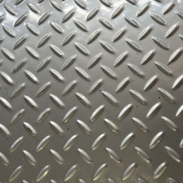 316L 304 201 3 мм Толстая чекированная стальная плитка Нержавеющая сталь Узоры листа в форме бриллианта