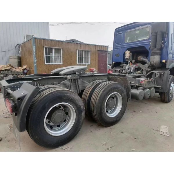 Синий Sinotruk HOWO 6X4 10 колесный тракторный грузовик с мощной тяговой мощностью