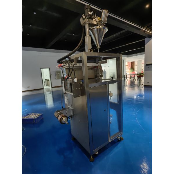 Автоматическая машина для заполнения мешков с усовершенствованным скрученным клейким уплотнением