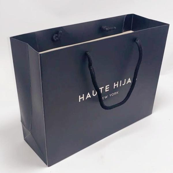 O presente reciclado elegante ensaca sacos personalizados cartão de Kraft com placa inferior