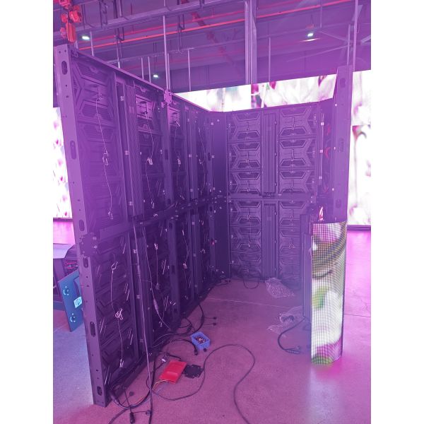 960*960mm Media Facade LED Display with 6500nits Brightness IP65 Protection and 3840Hz Refresh Rate for Outdoor Use