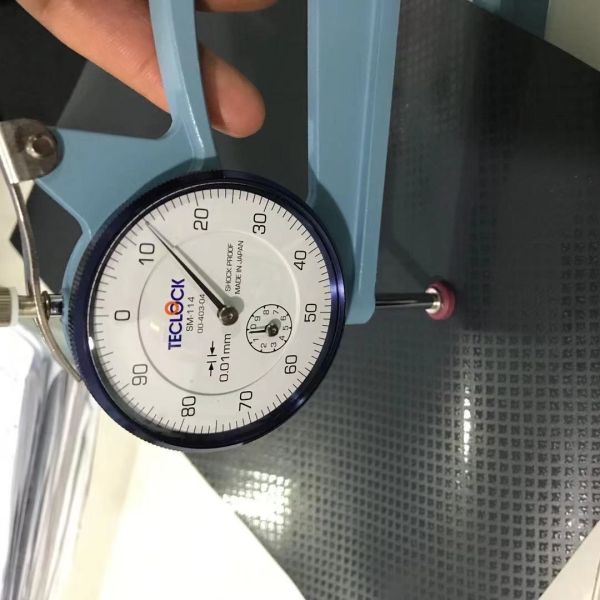 Фильм применения Underlayment сопротивления выскальзывания прокатанный крестом