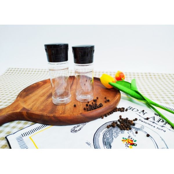 Moulin à poivre en plastique avec noyau en céramique pour le broyage parfait du sel et du poivre