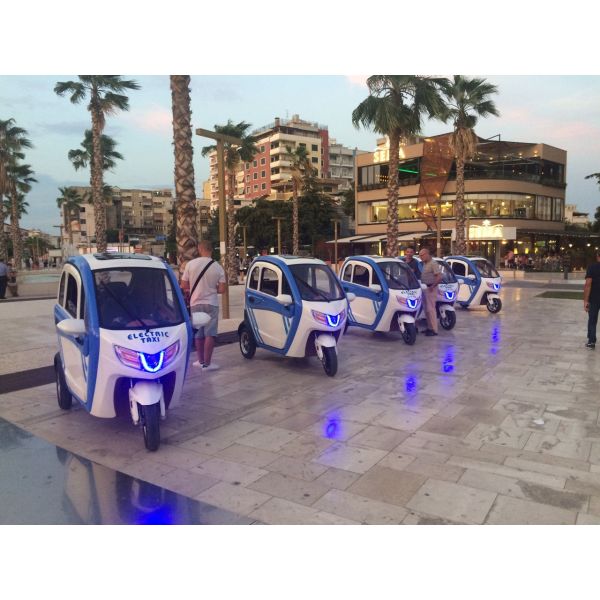 Brushless Motor Electric Passenger Tricycle 1200W 1500W Enclosed Electric Tricycle