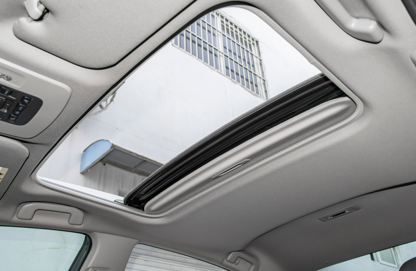 Naturally aspirated 2023 2024 To-yota C-amry 2.0 L 177 horsepower Hybrid car made in 0km used cars to-yota and with a