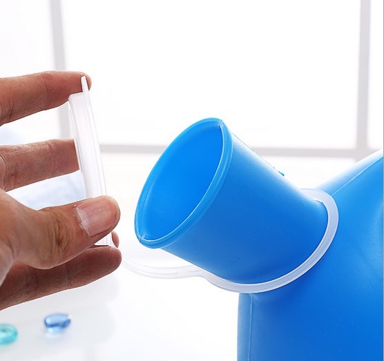 Portable male urinal with lid, Men's urinal,Re-Useable male urine bottle,disposable medical urinal 2000ml,Blue,