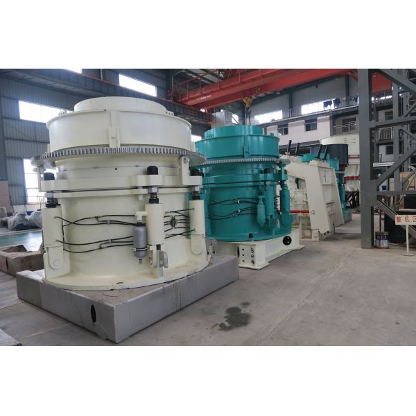 石灰岩/花こう岩/砂利/玄武岩/鉱業および石切り場の石のための良質の多シリンダー油圧円錐形の粉砕機