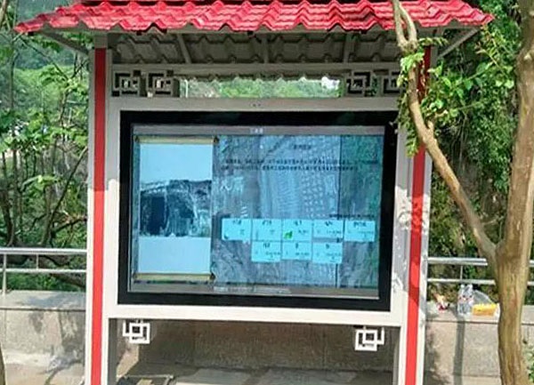 Floor Standing Outdoor Digital Signage Advertising Kiosk Touch Screen 2000cd/㎡