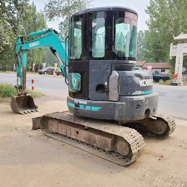 Fabricada no Japão, usada Kobelco SK55SR, escavadeira de 5 toneladas, com peças originais.