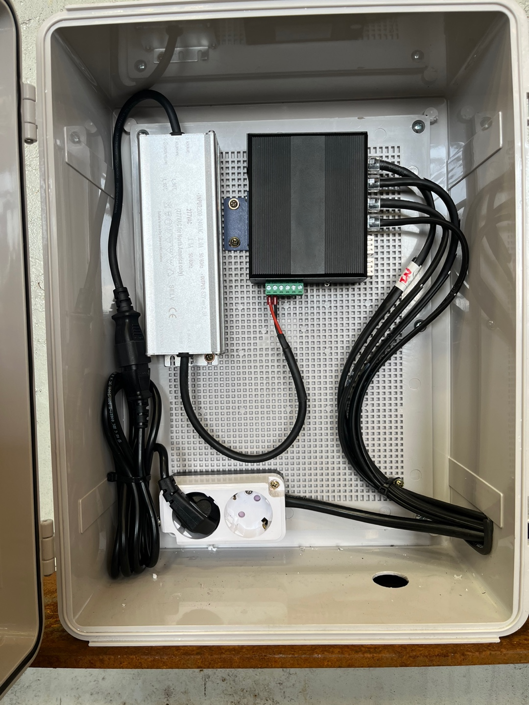 4 Port Industrial PoE Switch Gigabit Network Active PoE 120W Budget Unmanaged Din Rail