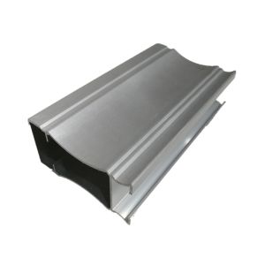 Высокий лоснистый серебр щетки анодировал алюминиевое офисное здание рамки окна стекла профилей и ненесущей стены двери